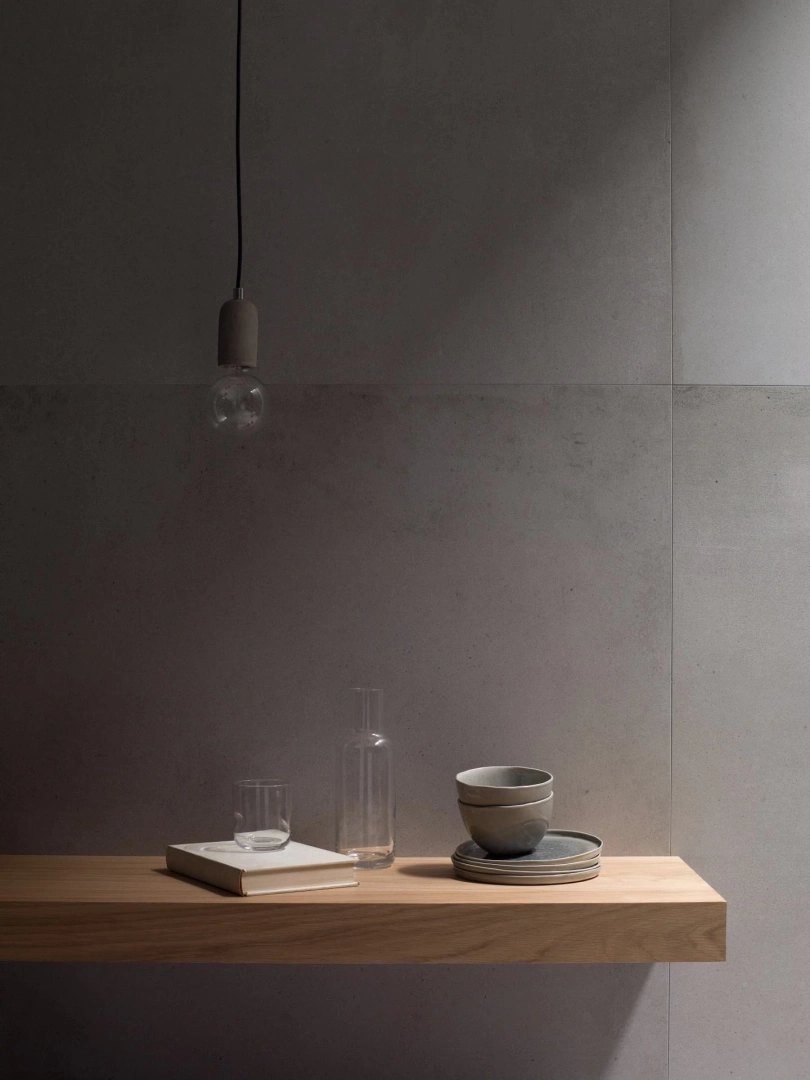 Gres Porcelanosa RODANO efekt beton, kamień - aranzacja w przy kominku