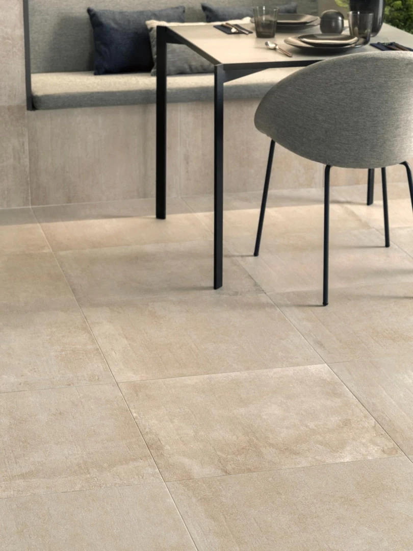 Gres Porcelanosa NEWPORT efekt beton - aranzacja w przestronnym holu