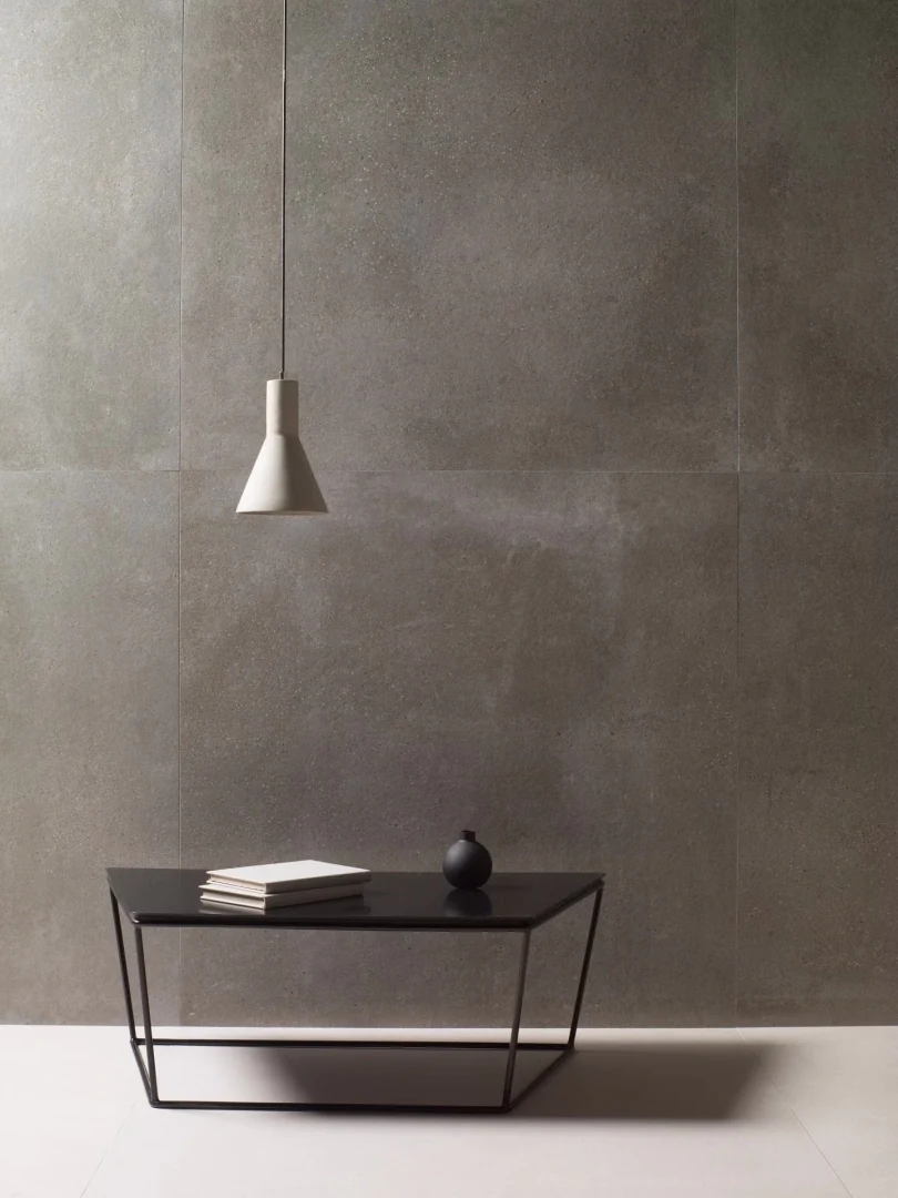 Gres Porcelanosa BOTTEGA efekt beton - aranzacja w strefie dziennej z duzymi przeszkleniami