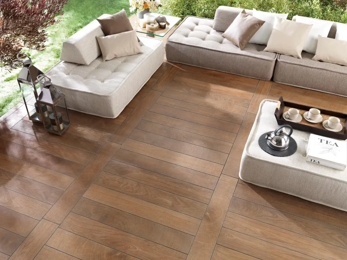 Gres Porcelanosa OXFORD efekt drewno - aranzacja w nowoczesnym salonie