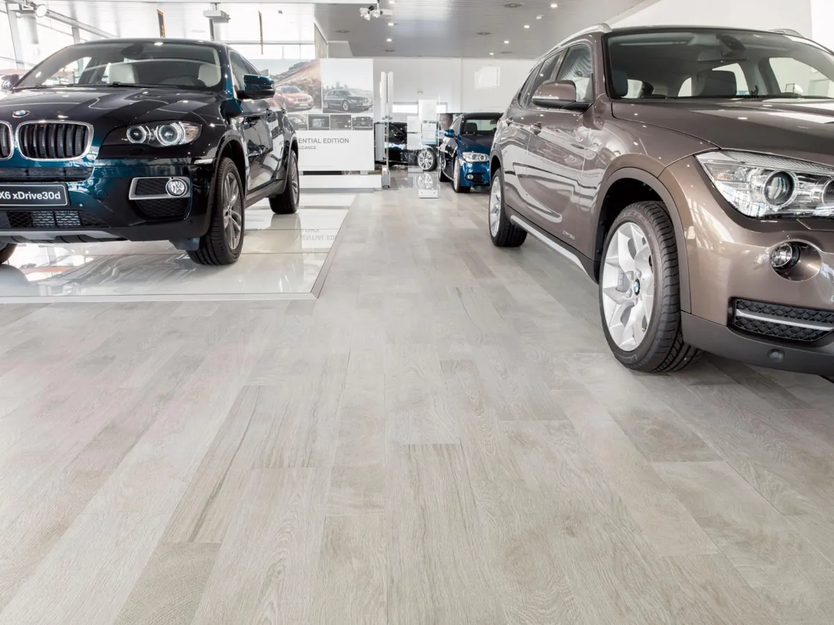 Gres Porcelanosa OXFORD efekt drewno - aranzacja w korytarzu z naturalnym swiatlem