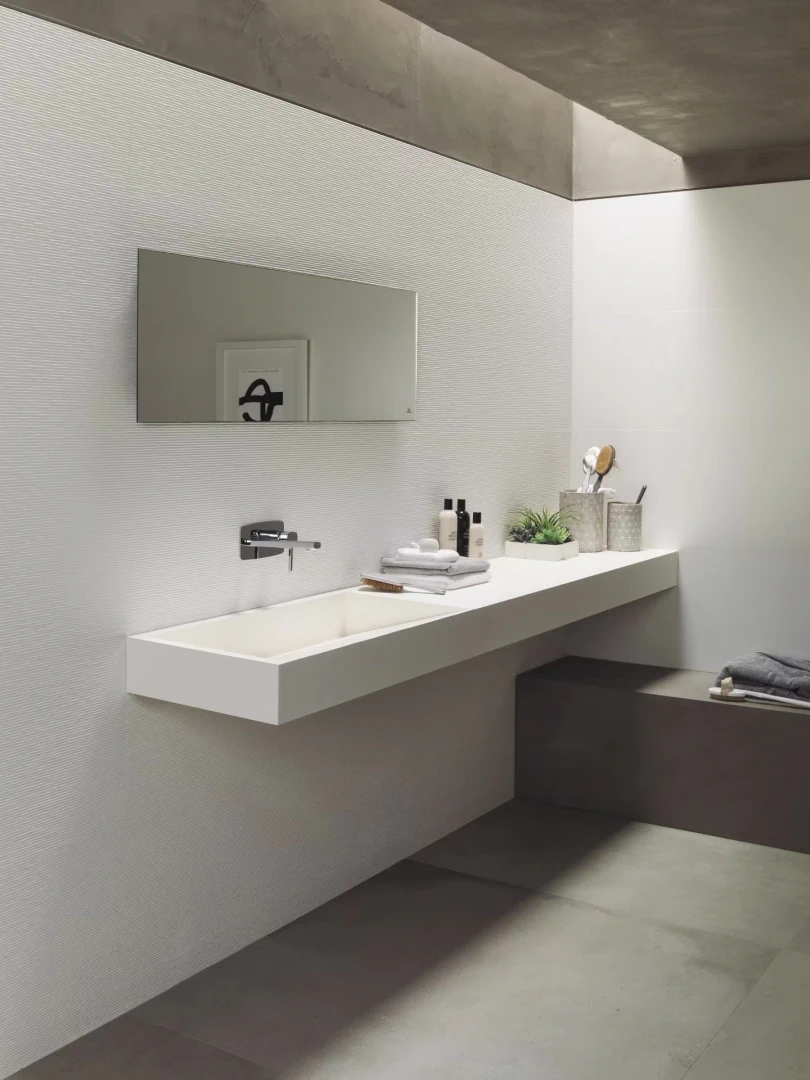 Gres Porcelanosa HARLEM efekt beton - aranzacja w strefie dziennej z duzymi przeszkleniami