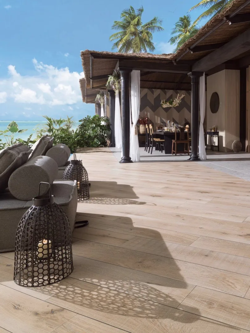 Gres Porcelanosa GENT efekt drewno - aranzacja w strefie dziennej z duzymi przeszkleniami