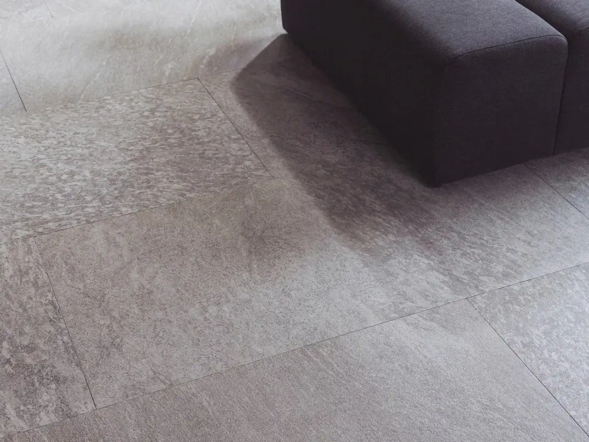 Gres Porcelanosa RIVER efekt kamień - aranzacja w korytarzu z naturalnym swiatlem