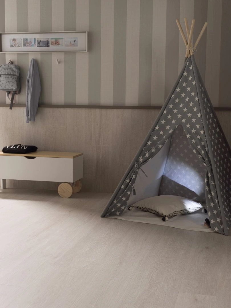 Gres Porcelanosa DEVON efekt drewno - aranzacja w strefie dziennej z duzymi przeszkleniami