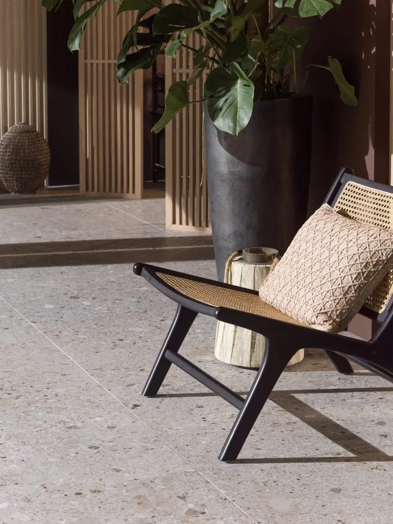Gres Porcelanosa TRENTO efekt terrazzo, kamień - aranzacja w eleganckiej lazience