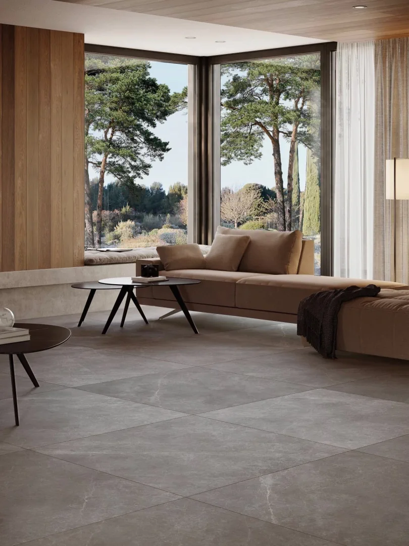 Gres Porcelanosa MYSTIC efekt kamień - aranzacja w strefie dziennej z duzymi przeszkleniami