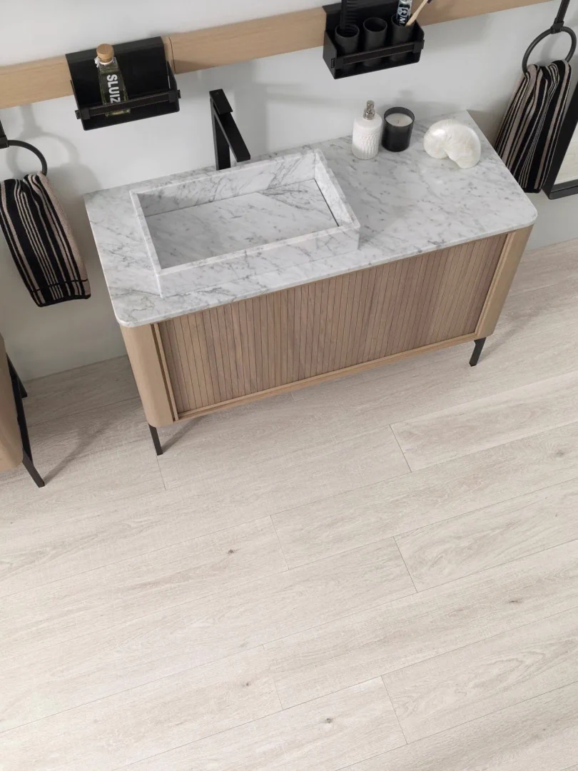 Gres Porcelanosa DEVON efekt drewno - aranzacja w korytarzu z naturalnym swiatlem