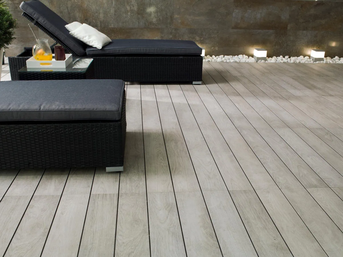 Gres Porcelanosa OXFORD efekt drewno - aranzacja w elewacji domu