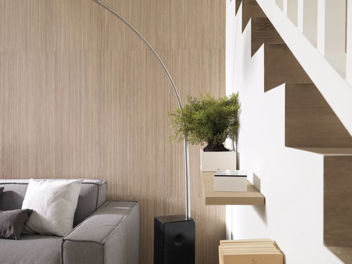 Gres Porcelanosa TANZANIA efekt drewno - aranzacja w korytarzu z naturalnym swiatlem