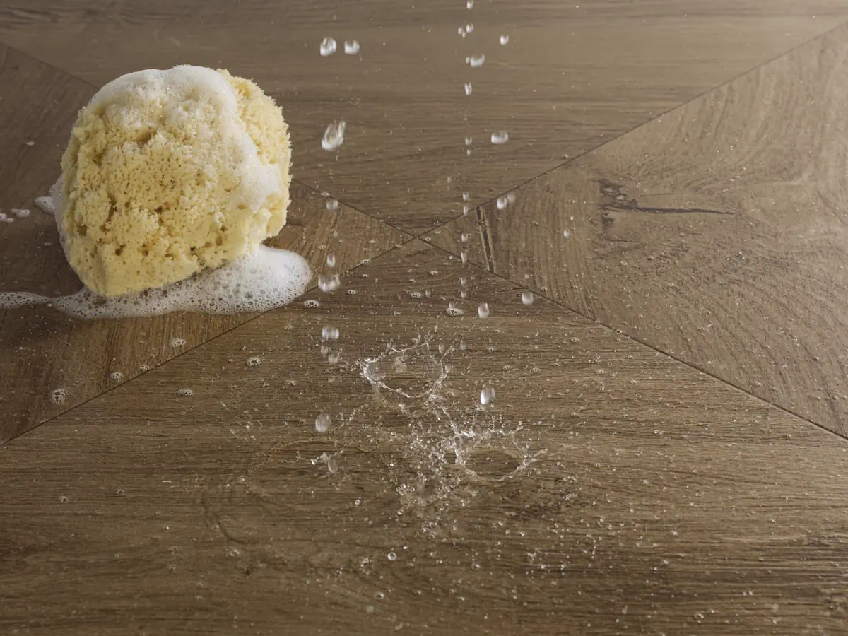 Gres Porcelanosa MANHATTAN efekt drewno - aranzacja w nowoczesnym salonie