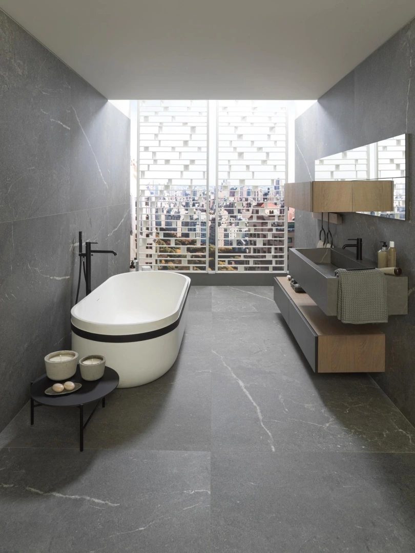 Gres Porcelanosa LUCERNA efekt kamień - aranzacja w nowoczesnym salonie