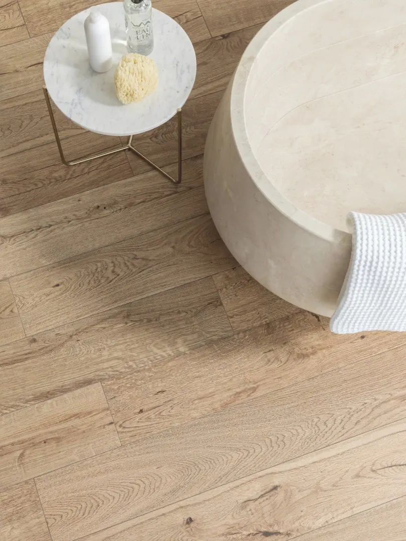 Gres Porcelanosa DELAWARE efekt drewno - aranzacja w przestronnym holu