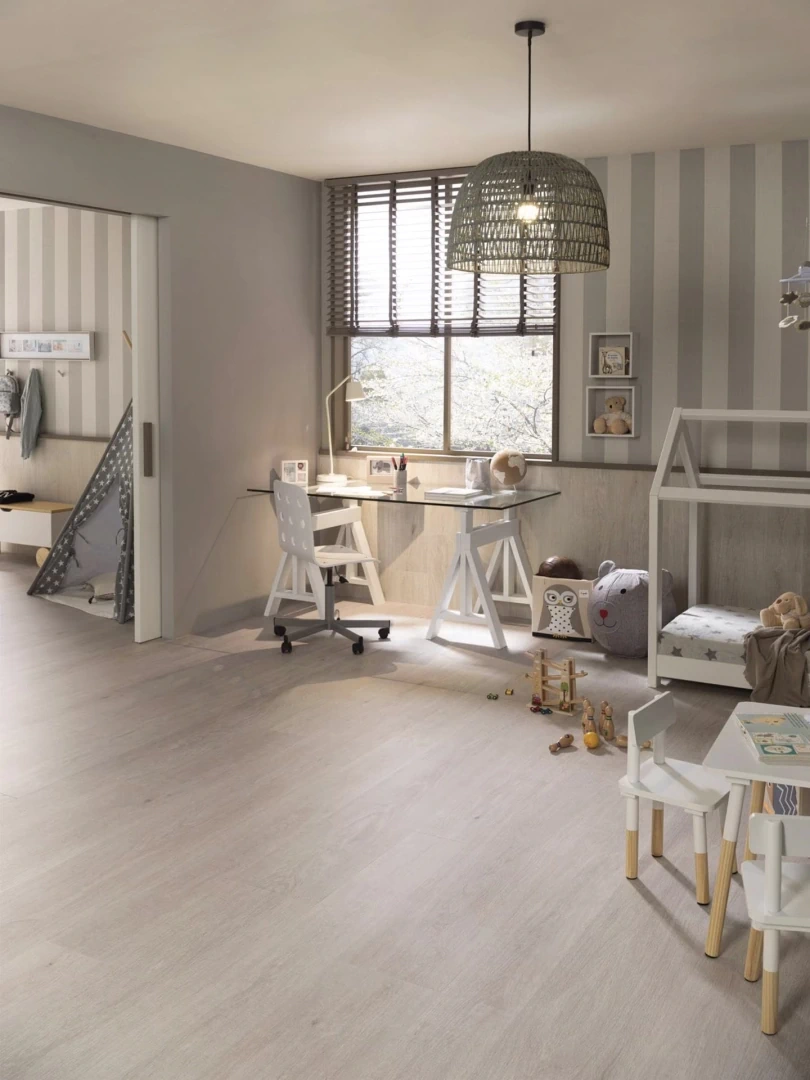 Gres Porcelanosa DEVON efekt drewno - aranzacja w strefie dziennej z duzymi przeszkleniami