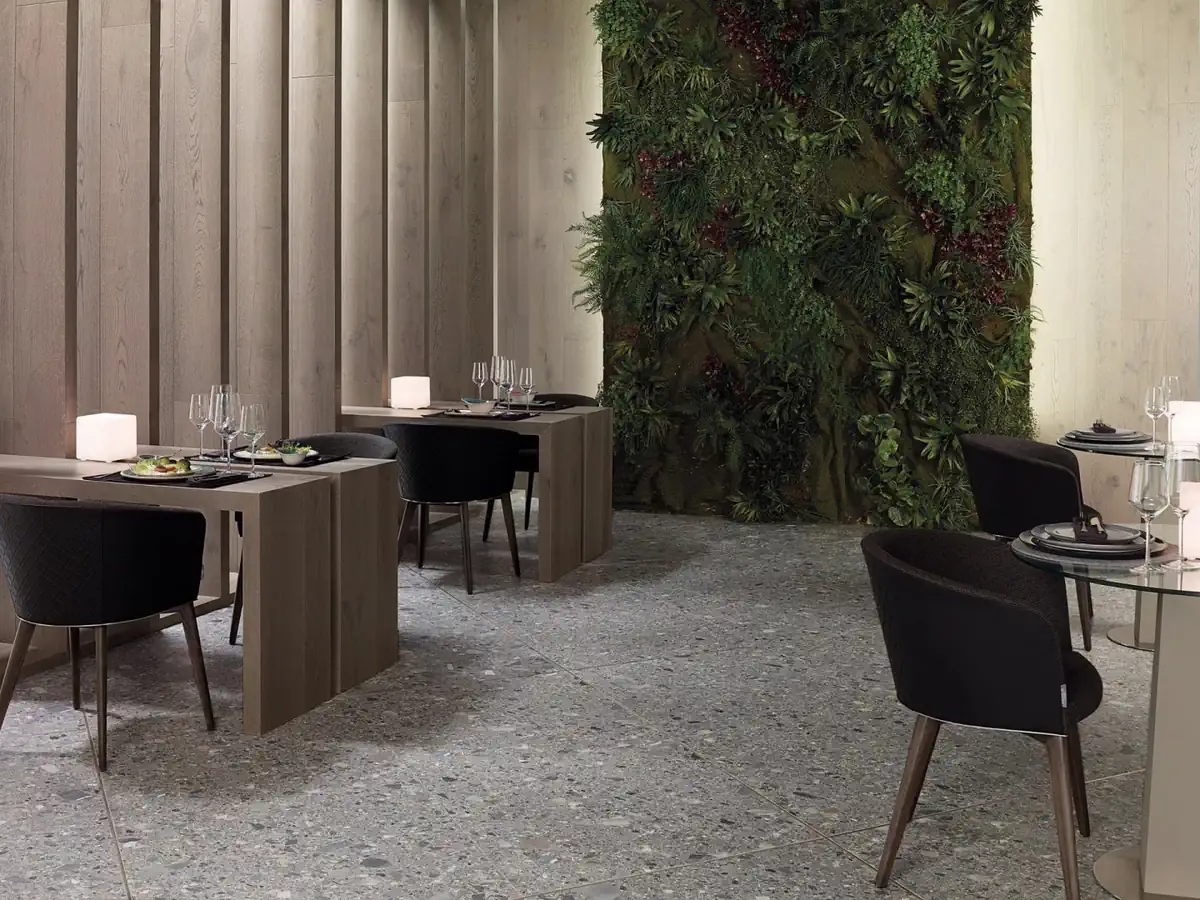 Gres Porcelanosa CEPPO efekt terrazzo, kamień - aranzacja w przestronnym holu
