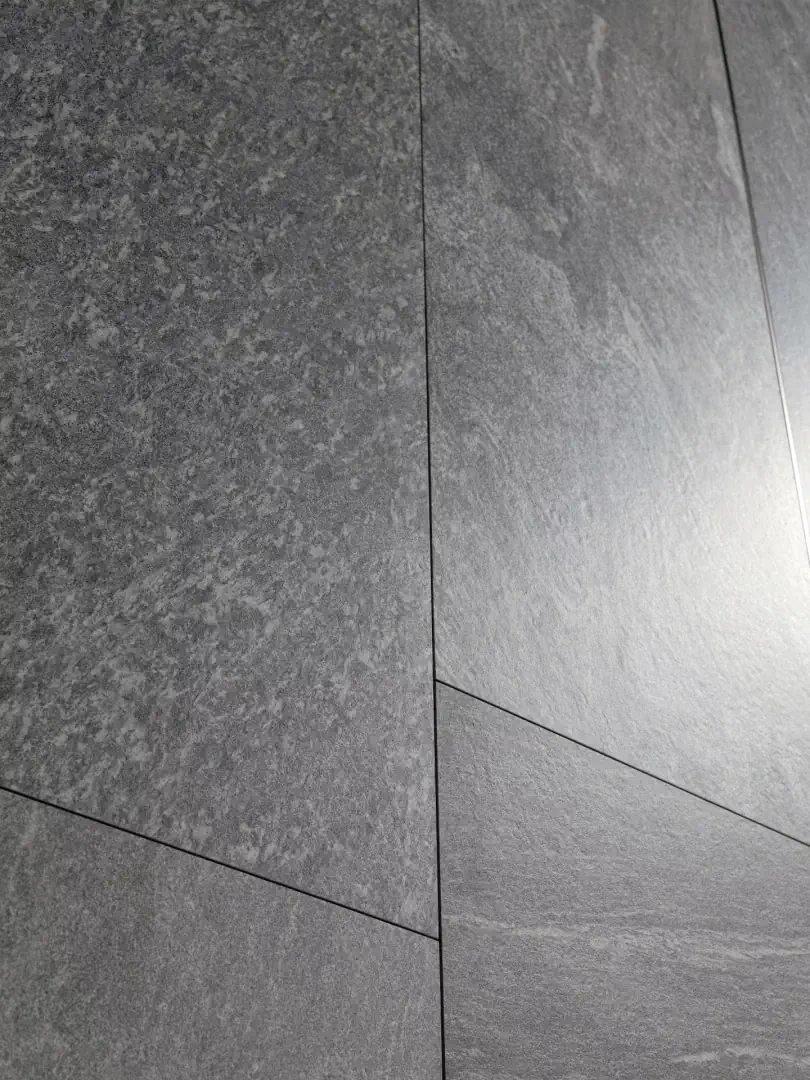 Gres Porcelanosa RIVER efekt kamień - aranzacja w nowoczesnym salonie
