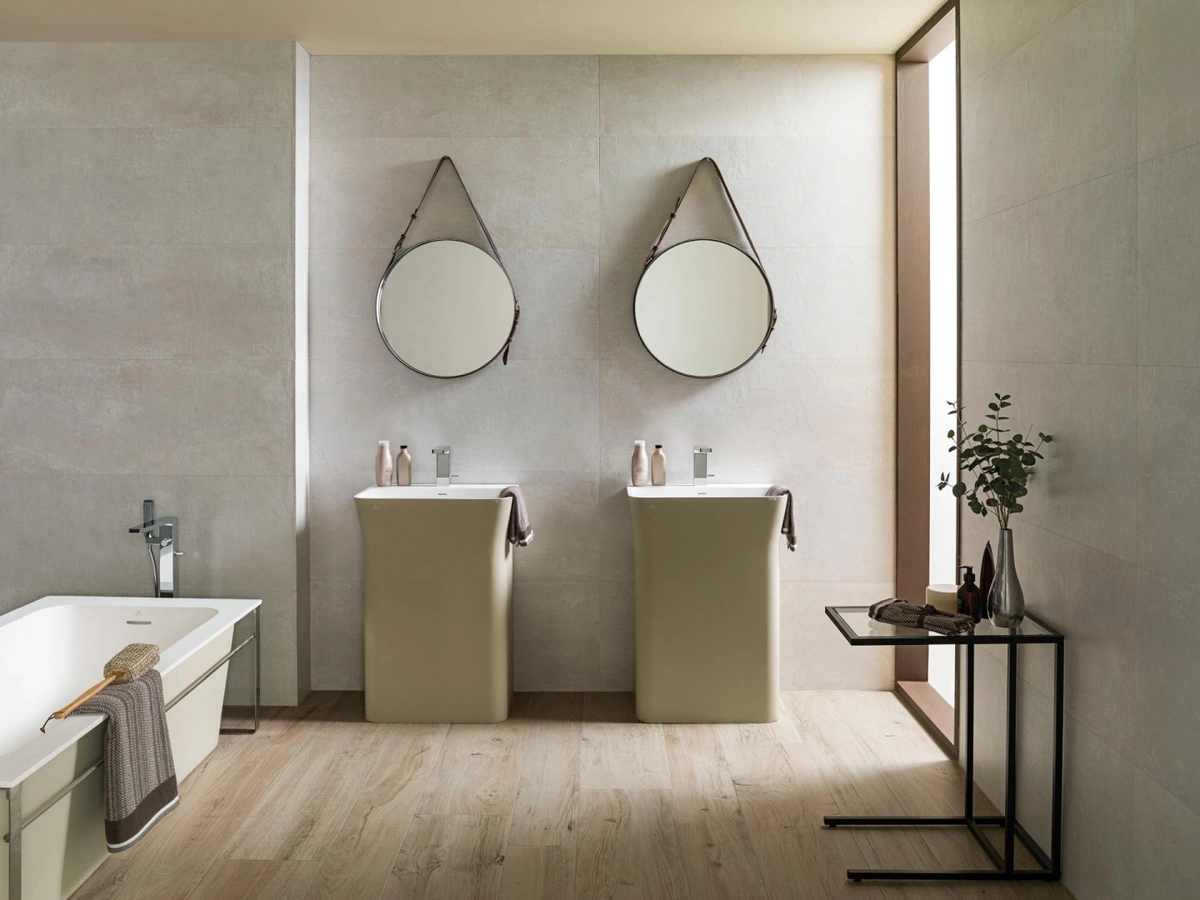 Gres Porcelanosa MANHATTAN efekt drewno - aranzacja w korytarzu z naturalnym swiatlem