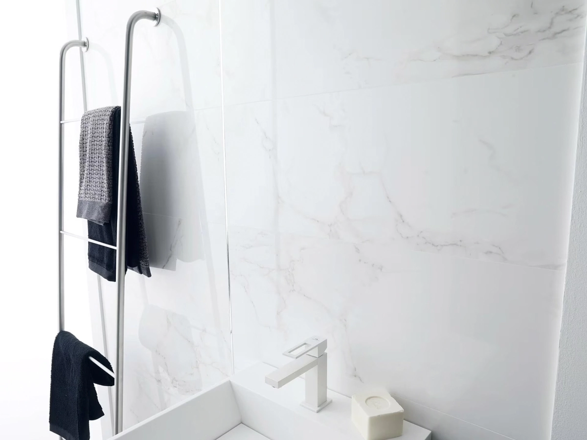 Gres Porcelanosa CARRARA efekt marmur - aranzacja w przy kominku
