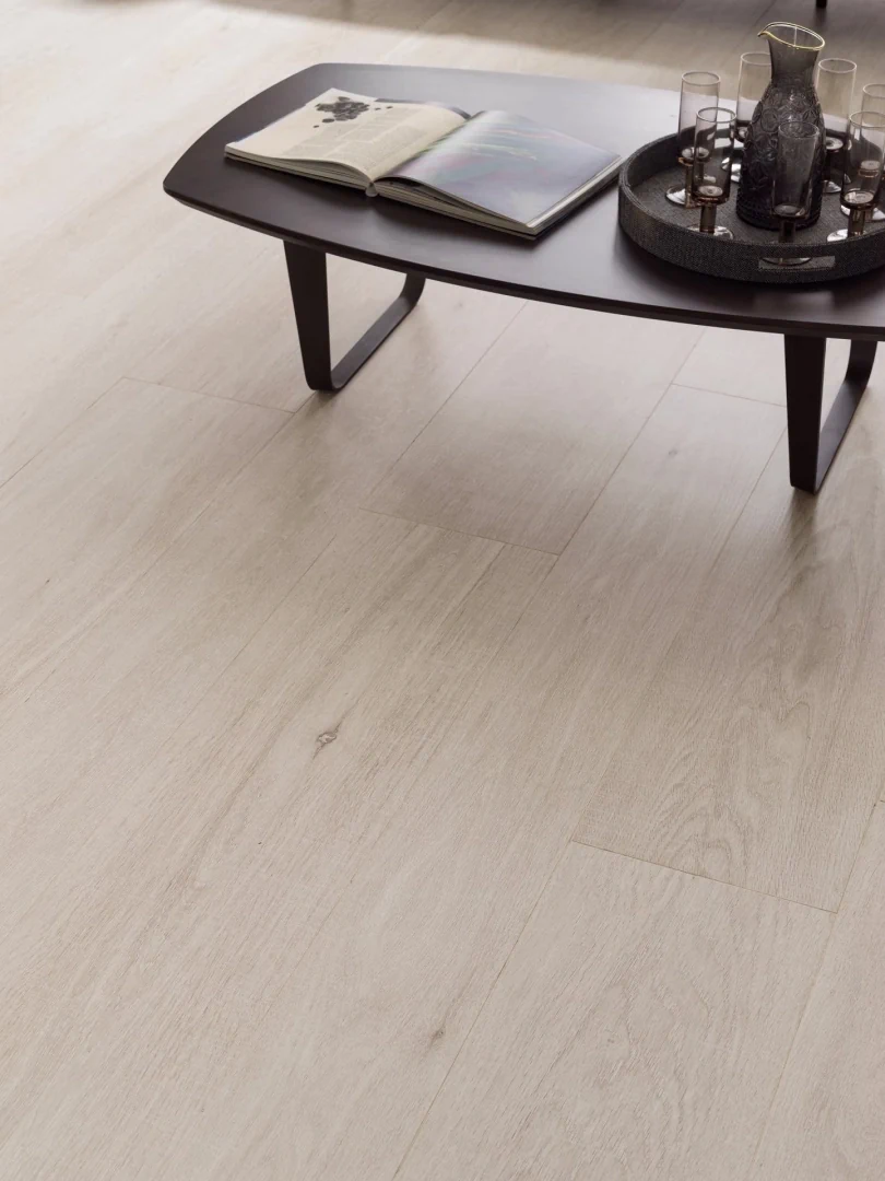 Gres Porcelanosa DEVON efekt drewno - aranzacja w przy kominku