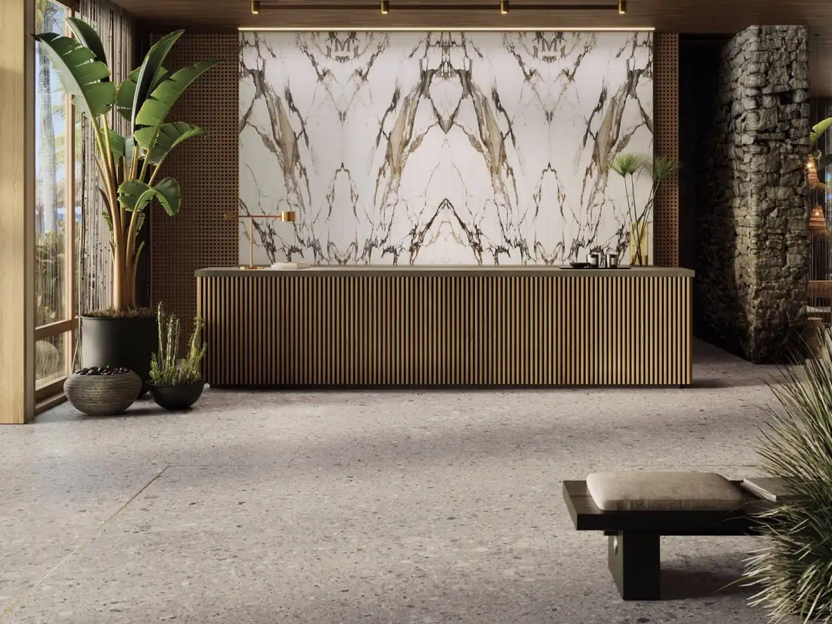 Gres Porcelanosa TRENTO efekt terrazzo, kamień - aranzacja w przy kominku