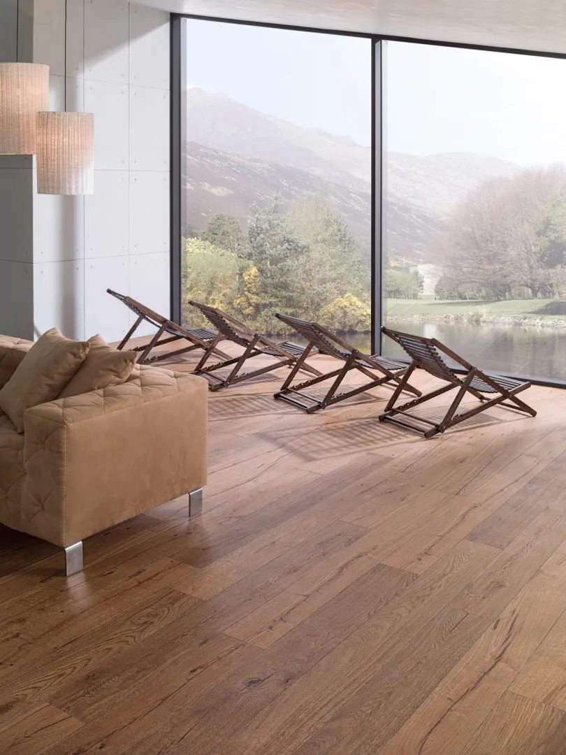 Gres Porcelanosa DELAWARE efekt drewno - aranzacja w korytarzu z naturalnym swiatlem
