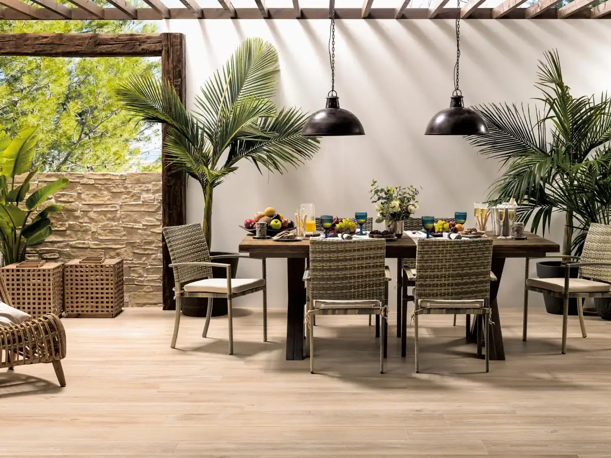 Gres Porcelanosa TANZANIA efekt drewno - aranzacja w przestronnym holu