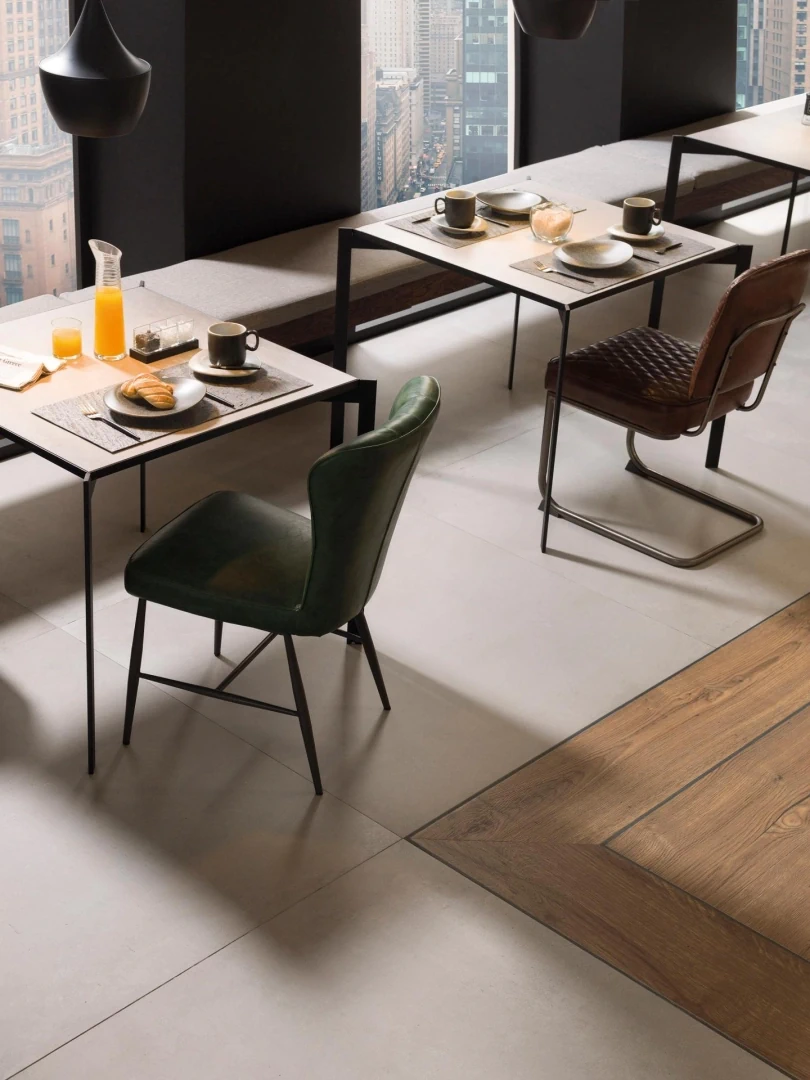 Gres Porcelanosa HARLEM efekt beton - aranzacja w korytarzu z naturalnym swiatlem