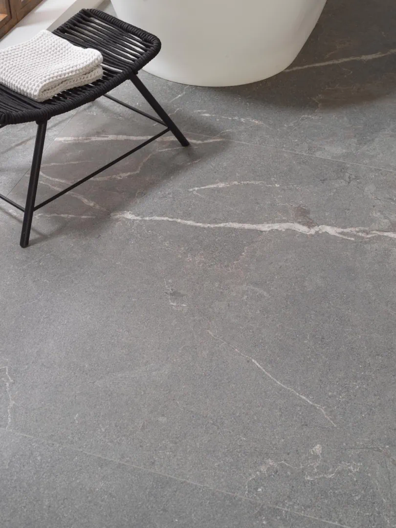 Gres Porcelanosa LUCERNA efekt kamień - aranzacja w eleganckiej lazience