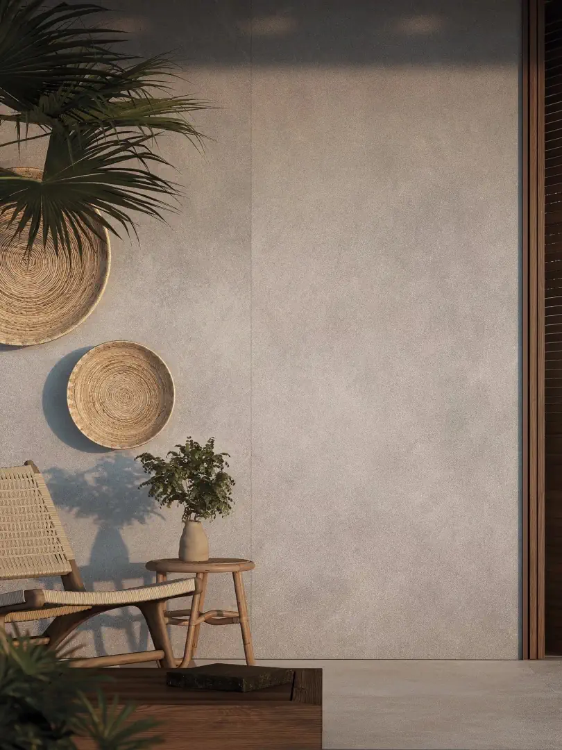 Gres Porcelanosa SAVANNAH efekt kamień - aranzacja w korytarzu z naturalnym swiatlem