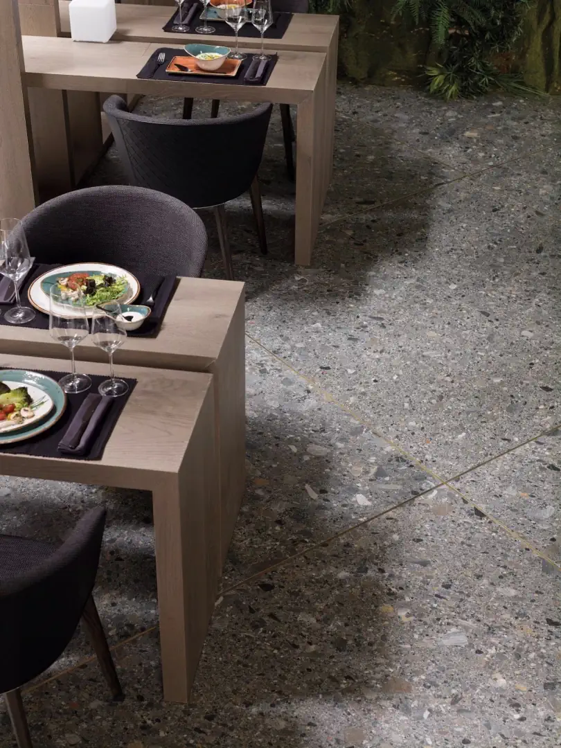 Gres Porcelanosa CEPPO efekt terrazzo, kamień - aranzacja w elewacji domu