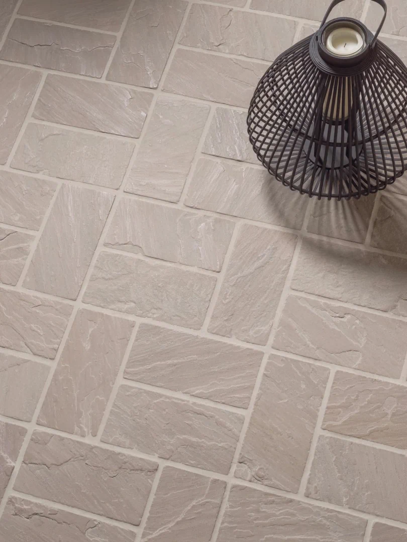 Gres Porcelanosa CANCUN efekt beton - aranzacja w strefie dziennej z duzymi przeszkleniami