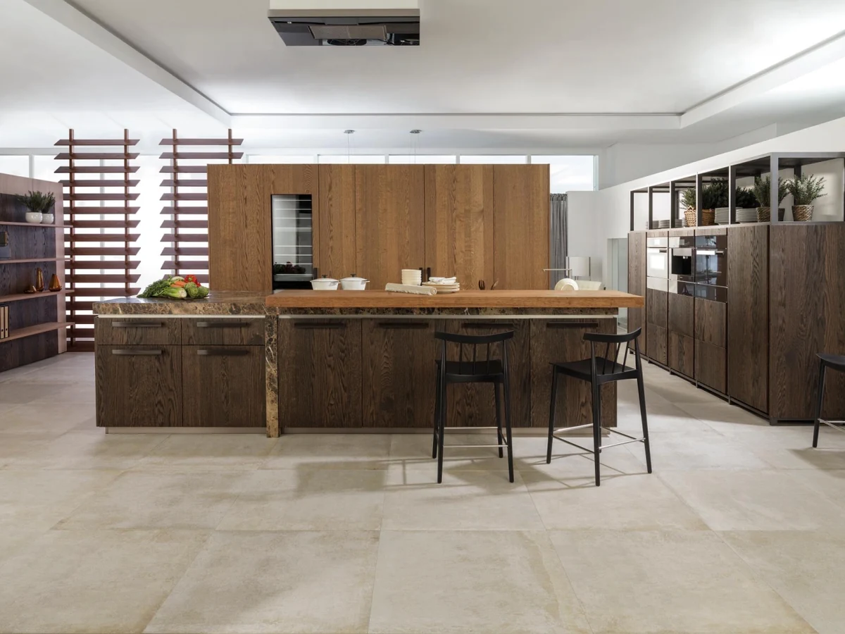 Gres Porcelanosa NEWPORT efekt beton - aranzacja w korytarzu z naturalnym swiatlem