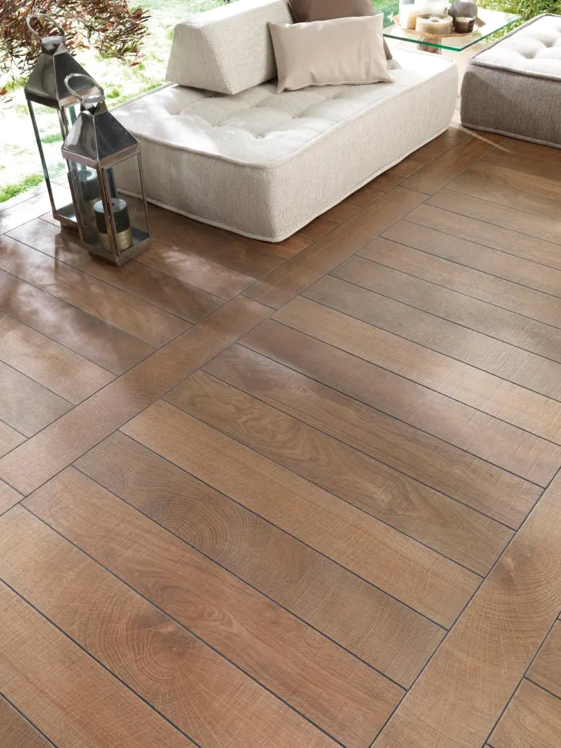 Gres Porcelanosa OXFORD efekt drewno - aranzacja w przestronnym holu