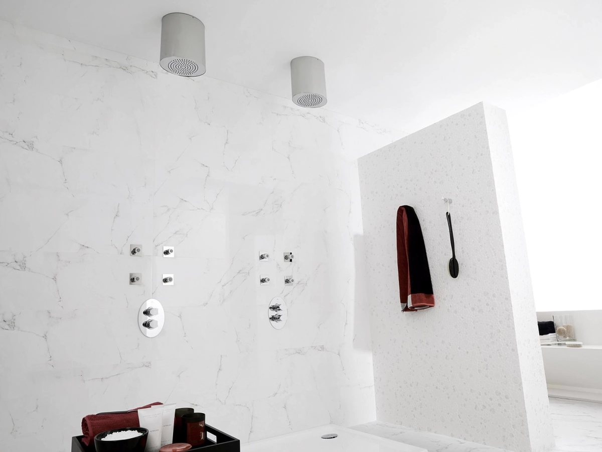 Gres Porcelanosa CARRARA efekt marmur - aranzacja w strefie dziennej z duzymi przeszkleniami