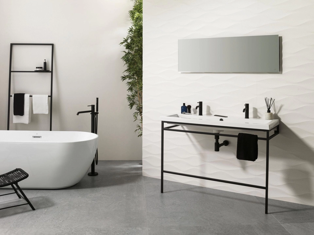 Gres Porcelanosa NOIR efekt kamień - aranzacja w korytarzu z naturalnym swiatlem