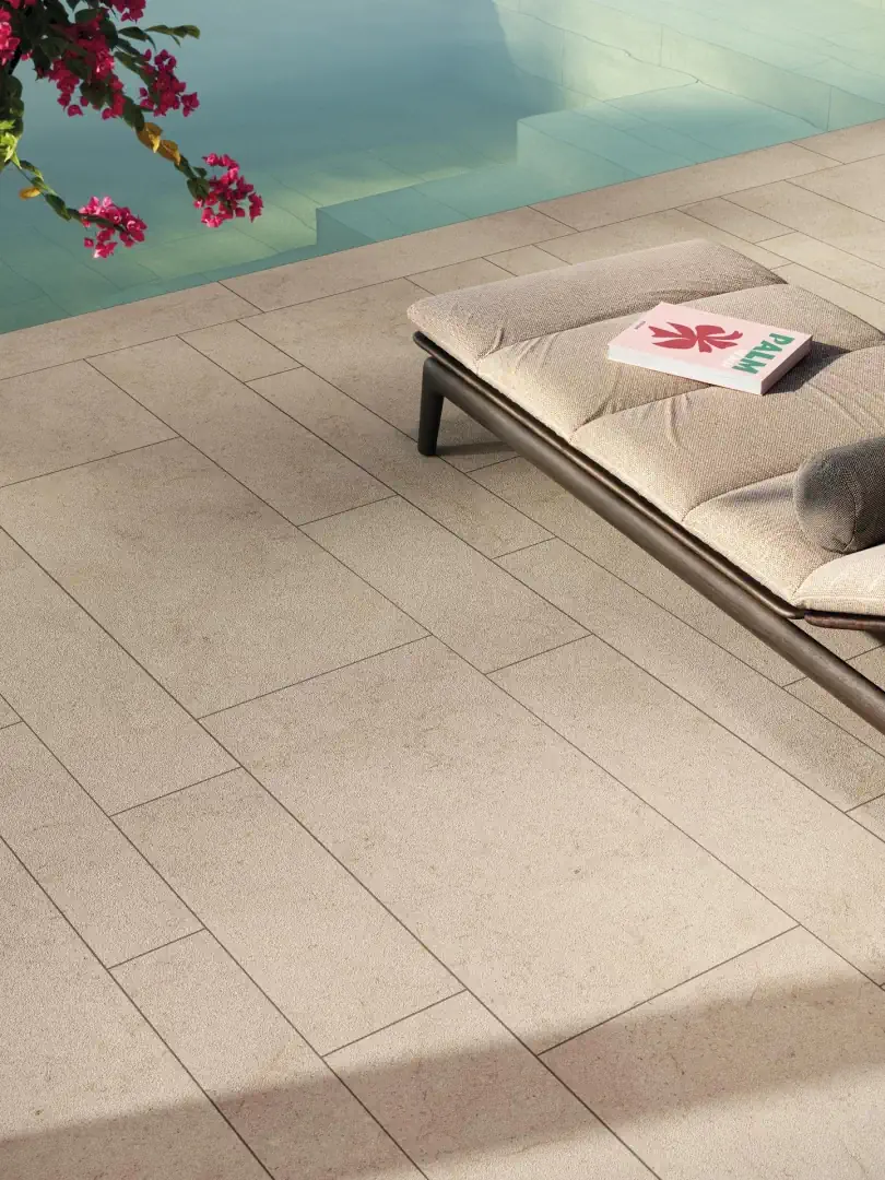Gres Porcelanosa DORCIA efekt kamień - aranzacja w przy kominku