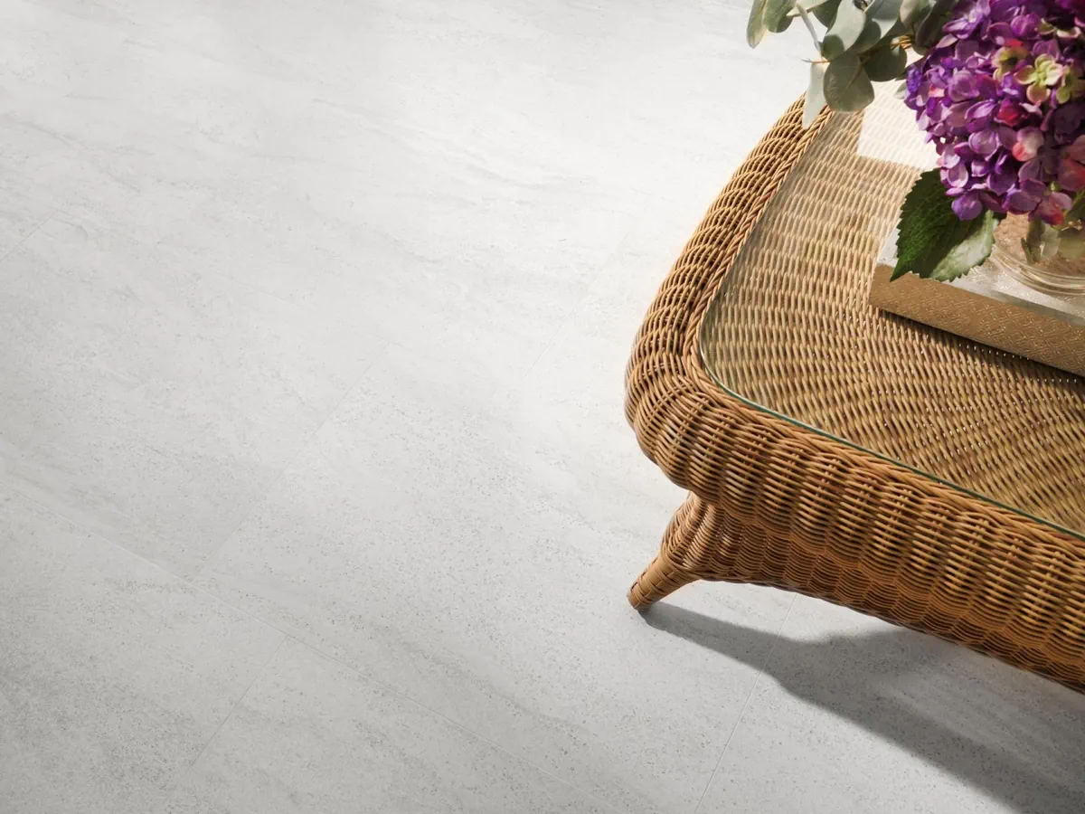 Gres Porcelanosa MADAGASCAR efekt kamień - aranzacja w eleganckiej lazience