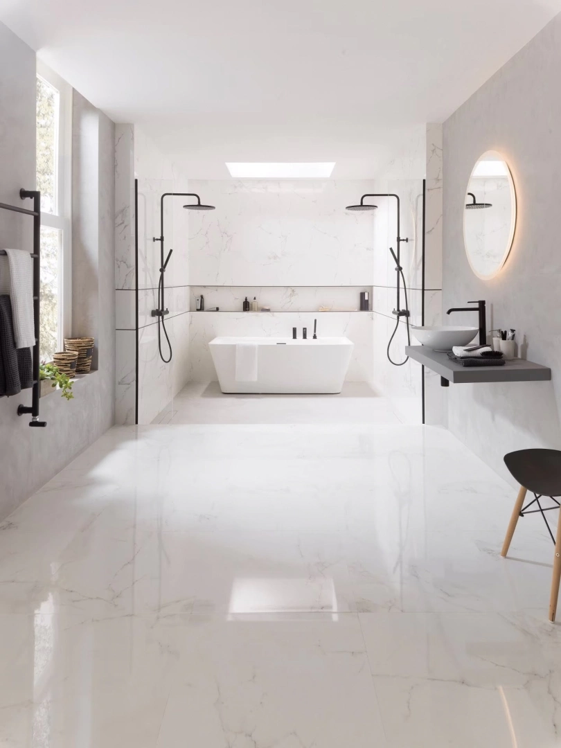 Gres Porcelanosa CARRARA efekt marmur - aranzacja w strefie dziennej z duzymi przeszkleniami
