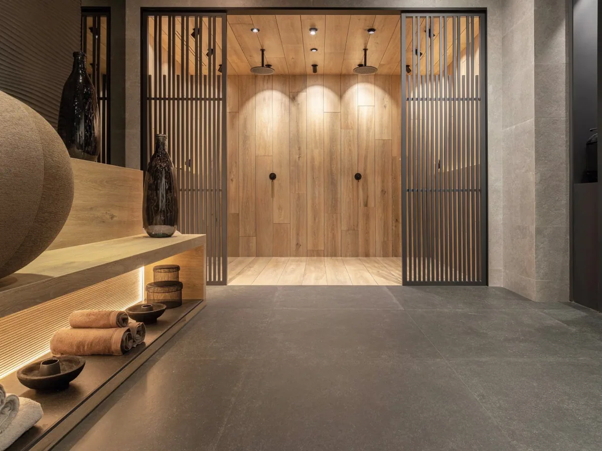 Gres Porcelanosa TANZANIA efekt drewno - aranzacja w przy kominku