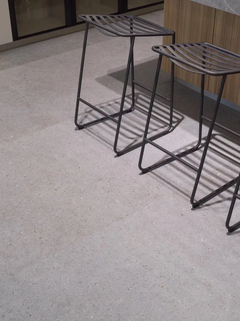 Gres Porcelanosa MATIKA efekt beton, kamień - aranzacja w przestronnym holu