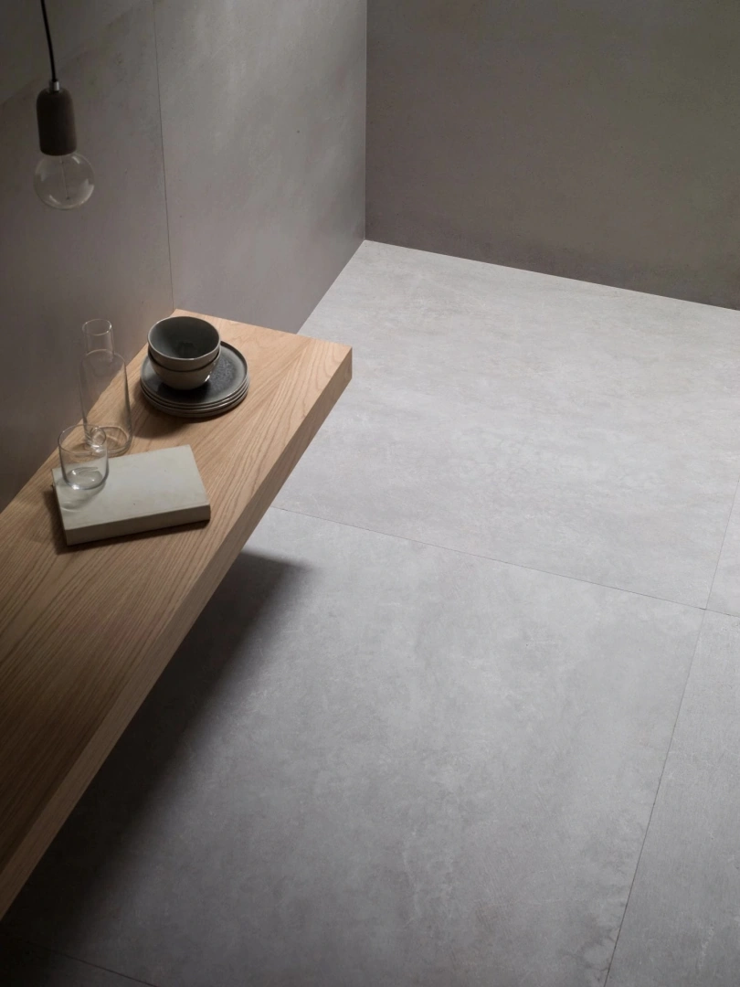 Gres Porcelanosa RODANO efekt beton, kamień - aranzacja w korytarzu z naturalnym swiatlem
