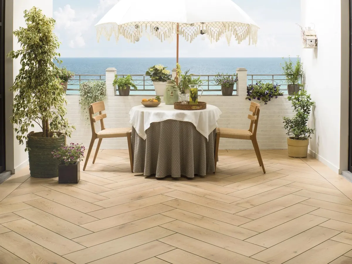 Gres Porcelanosa VANCOUVER efekt drewno - aranzacja w przestronnym holu