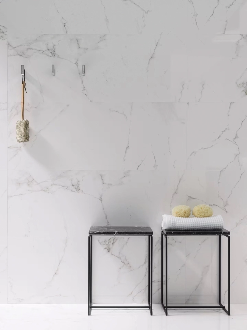 Gres Porcelanosa CARRARA efekt marmur - aranzacja w przestronnym holu