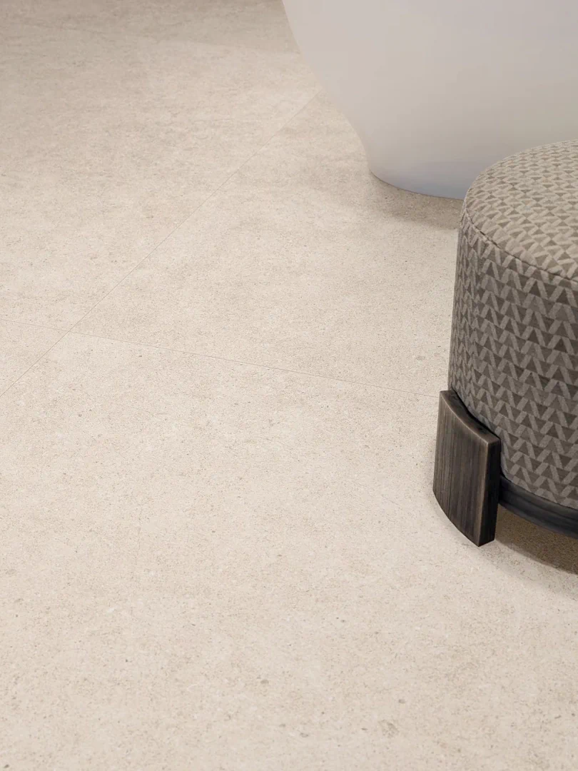 Gres Porcelanosa CANCUN efekt beton - aranzacja w korytarzu z naturalnym swiatlem