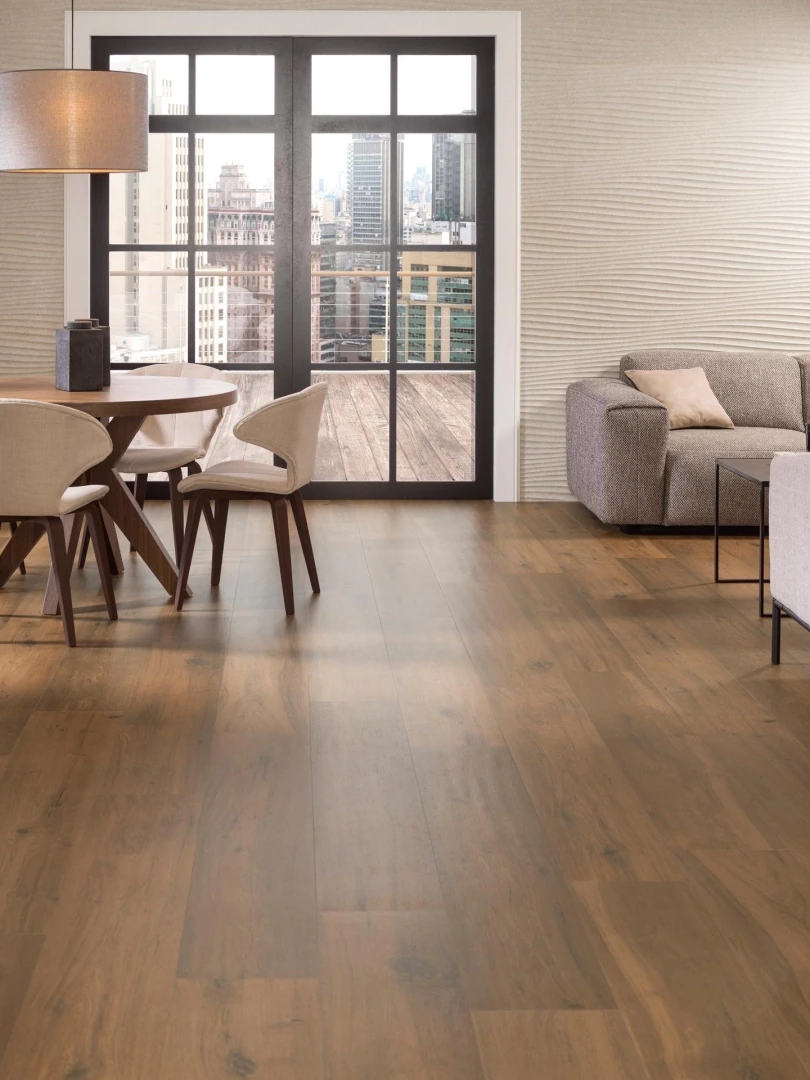 Gres Porcelanosa NEBRASKA efekt drewno - aranzacja w przy kominku