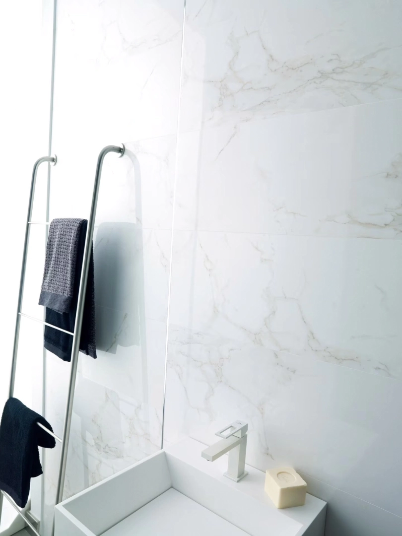 Gres Porcelanosa CARRARA efekt marmur - aranzacja w minimalistycznym wnetrzu