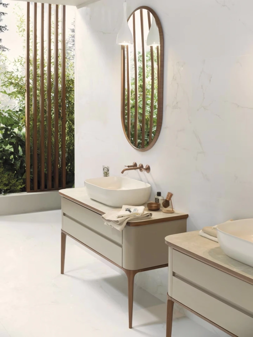 Gres Porcelanosa CARRARA efekt marmur - aranzacja w korytarzu z naturalnym swiatlem