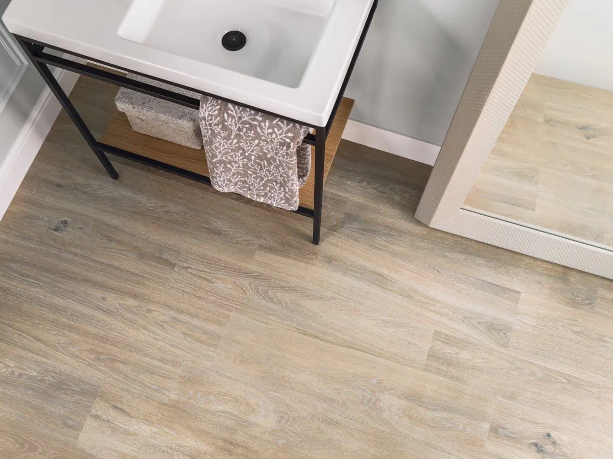 Gres Porcelanosa TANZANIA efekt drewno - aranzacja w minimalistycznym wnetrzu
