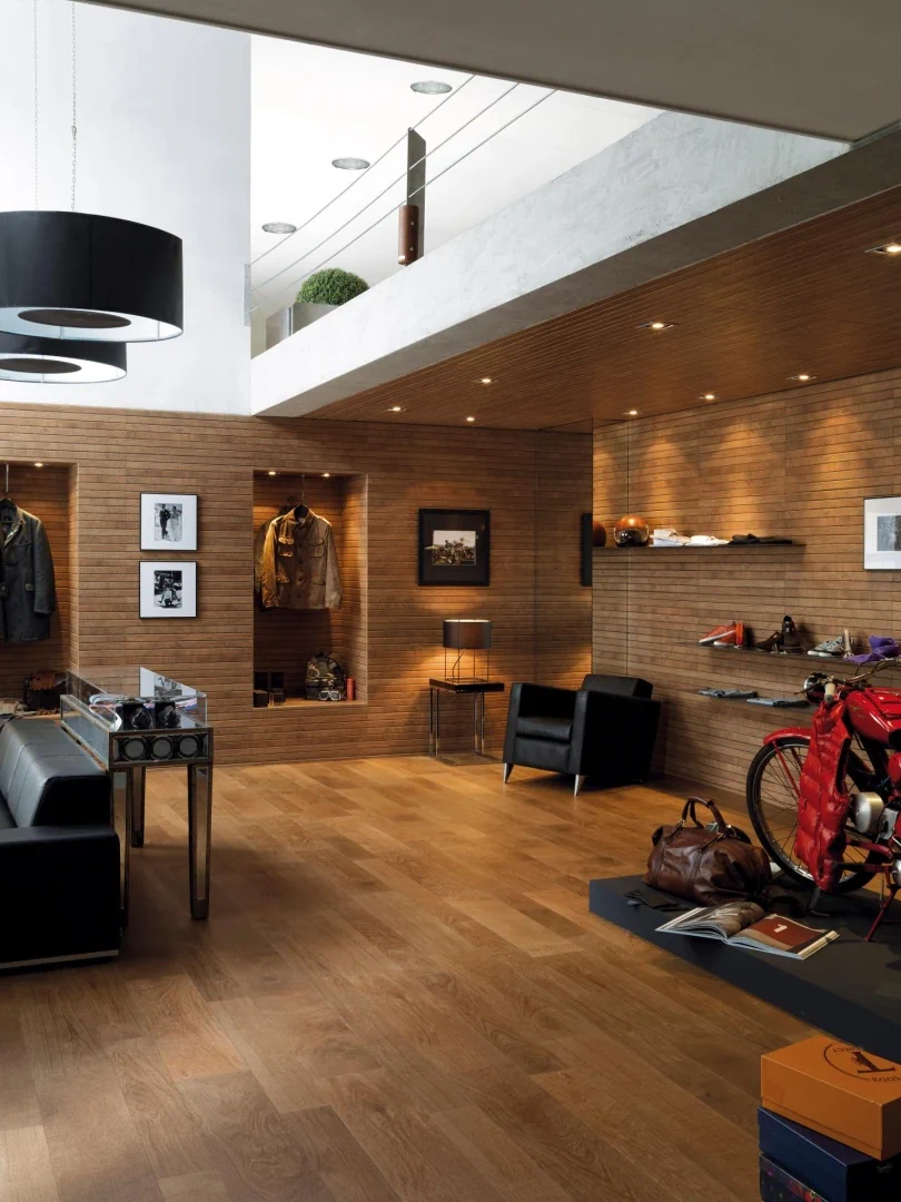 Gres Porcelanosa OXFORD efekt drewno - aranzacja w korytarzu z naturalnym swiatlem