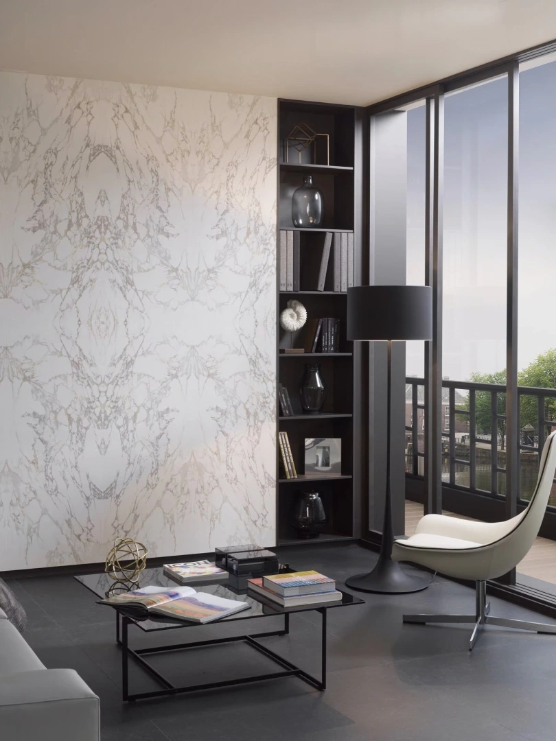 Gres Porcelanosa MASSA efekt marmur - aranzacja w korytarzu z naturalnym swiatlem